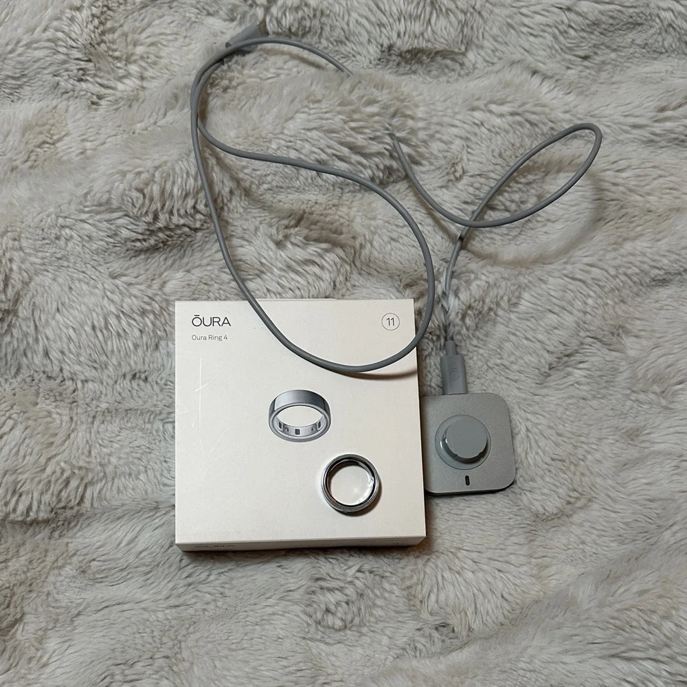 Oura Ring with Silver and Gray Charger
